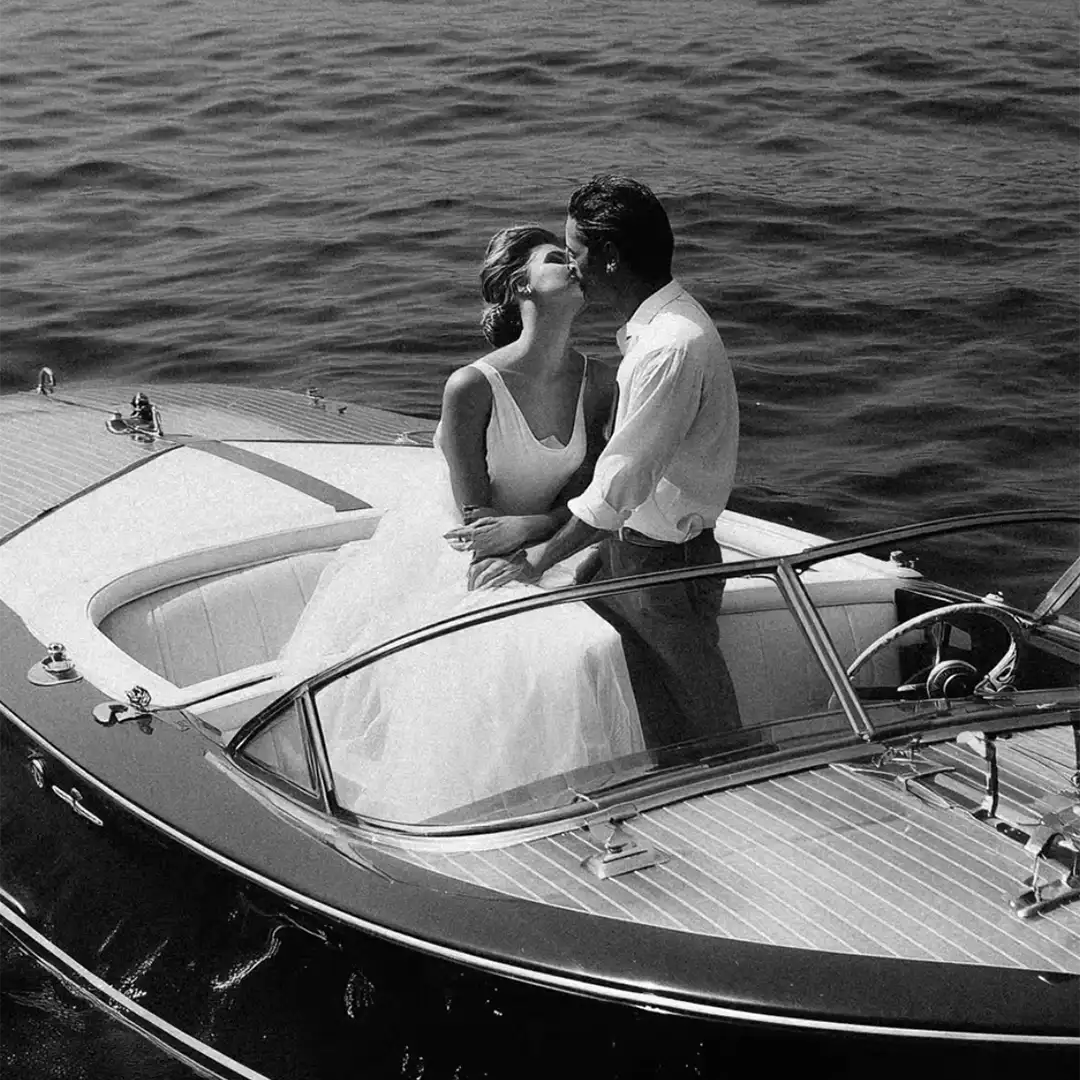 Couple de jeune mariés sur un Bateau Riva