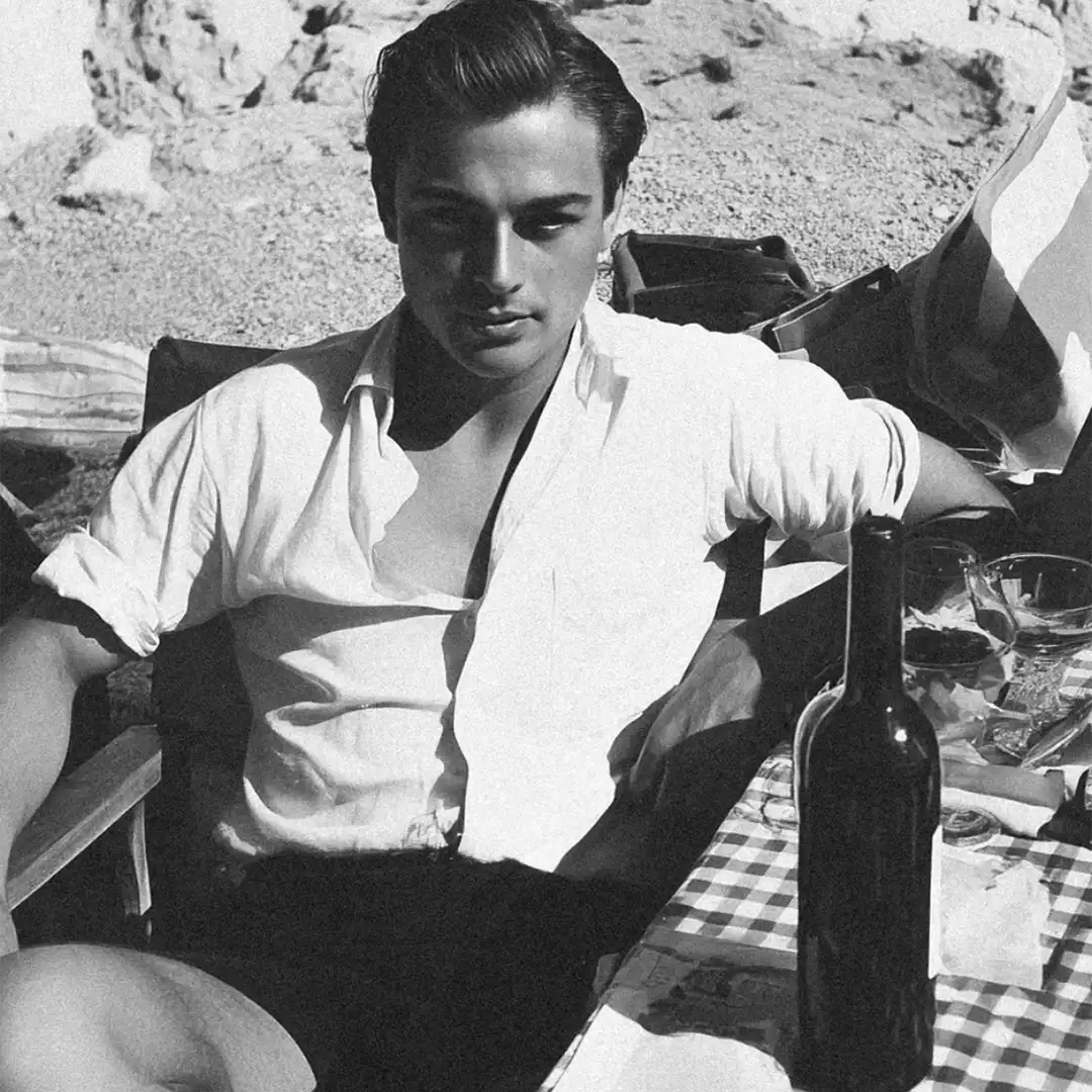 Jeune homme à table