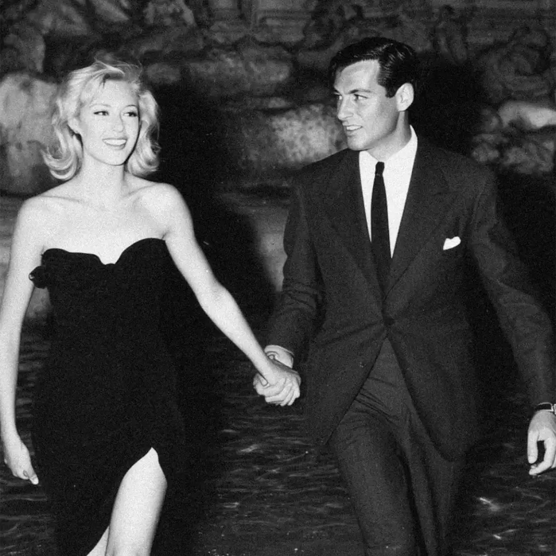 Couple marchant dans la fontaine de Trevise à Rome