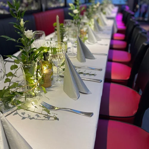 grande table lors d'un accueil groupe au restaurant come prima à Annecy