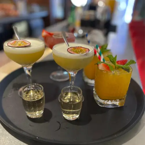 plateau avec des cocktails