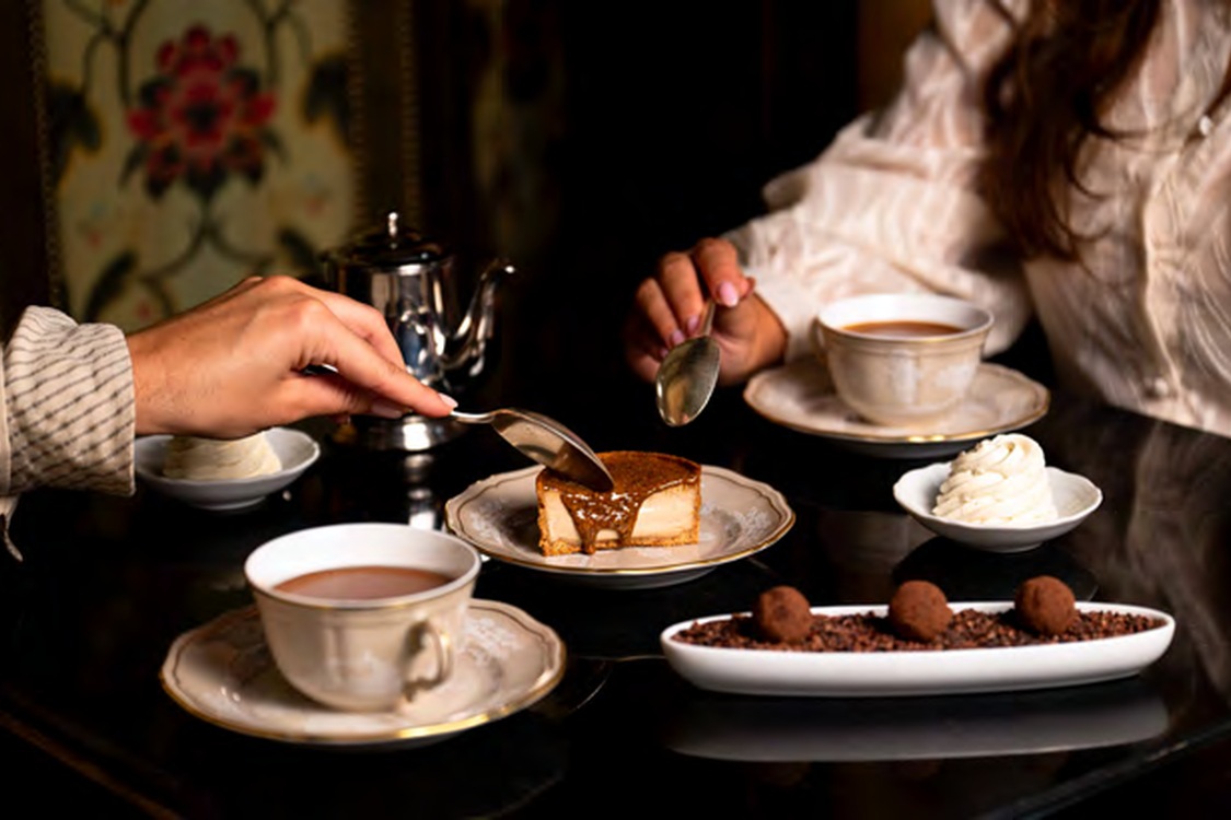 Goûter au chocolat chaud avec flan noisette-vanille à La Réserve Paris