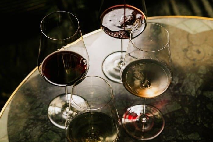 Dégustation de vin au bar de Monsieur George