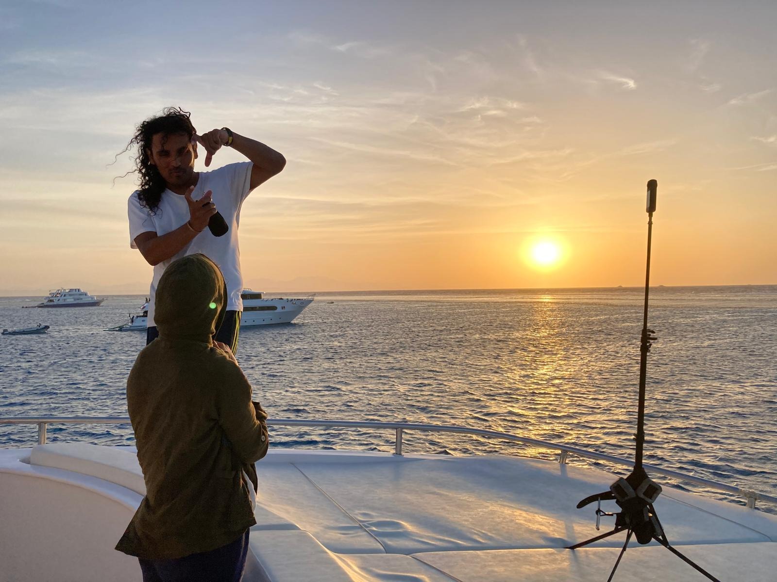 Équipe de tournage sur un bateau