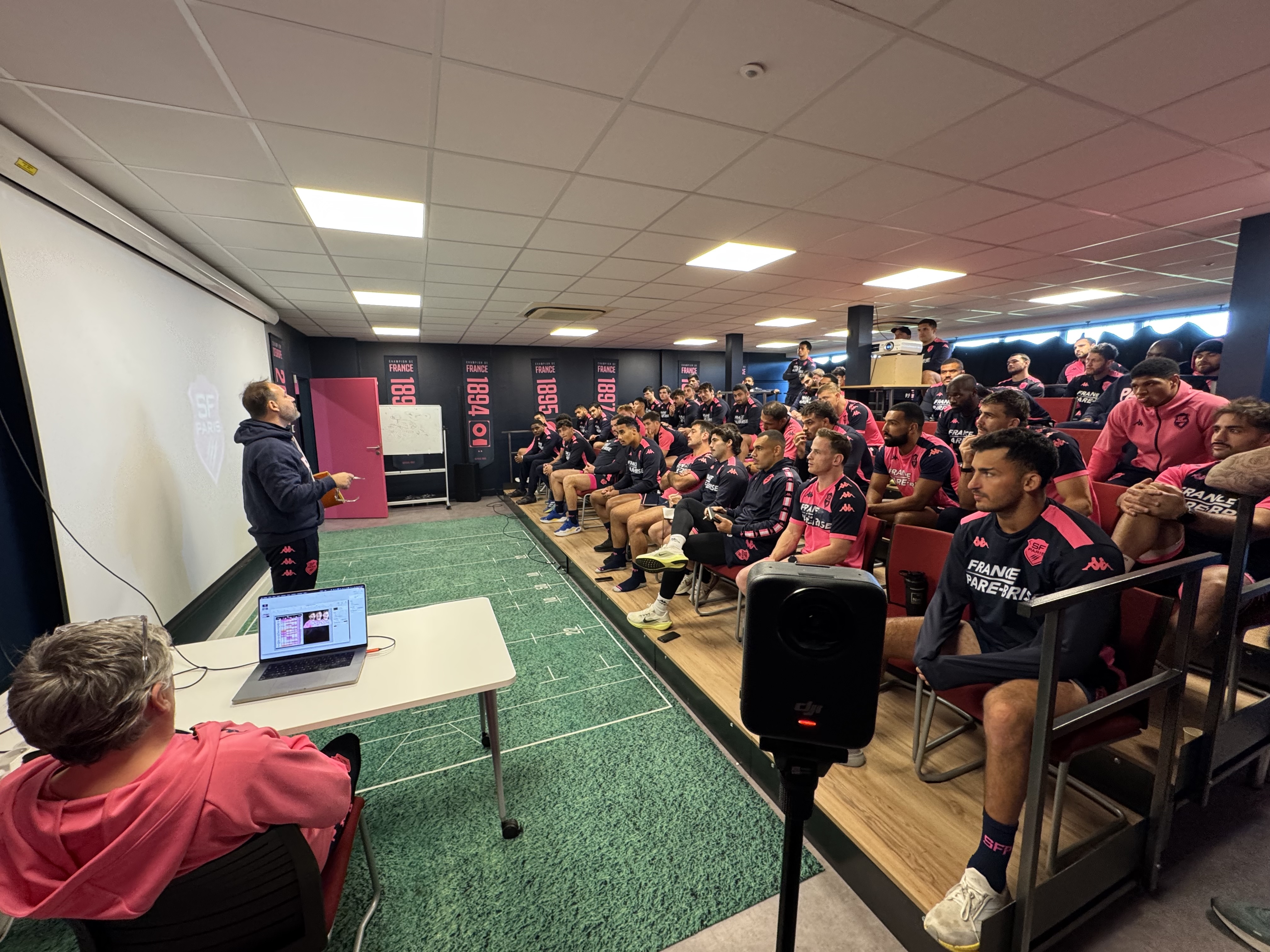 Réunion de joueurs de rugby avant l'entraînement