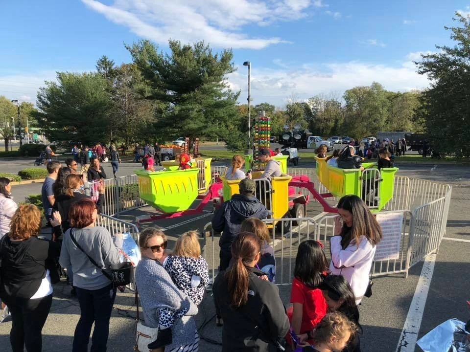 a group of people lined up by gate cues