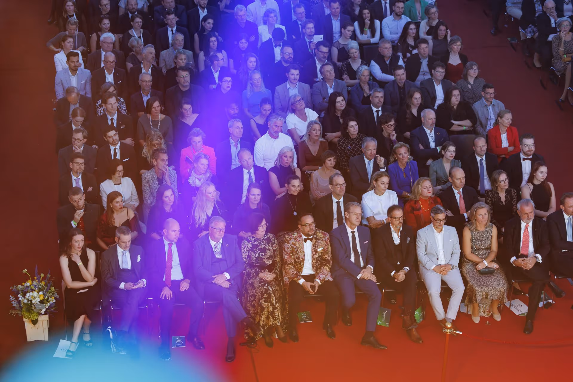 Menschen bei einer Präsentation aus der Vogelperspektive