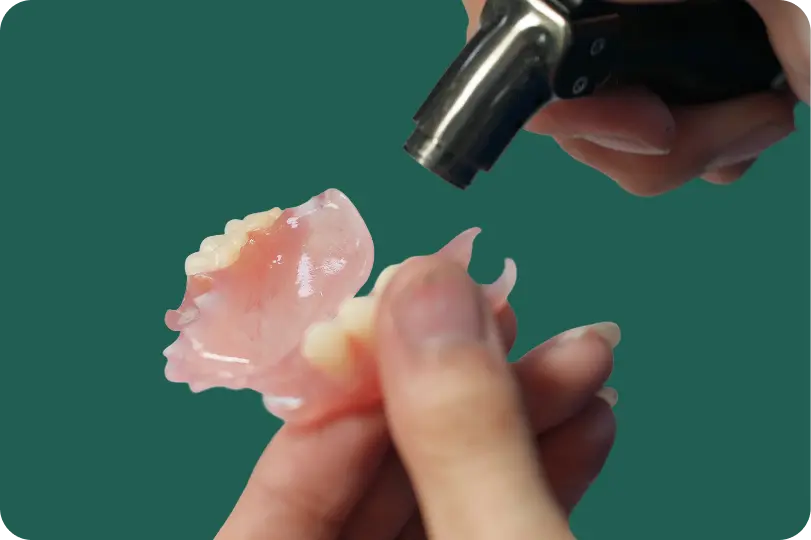 Single tooth denture replacing one missing tooth in the dental arch