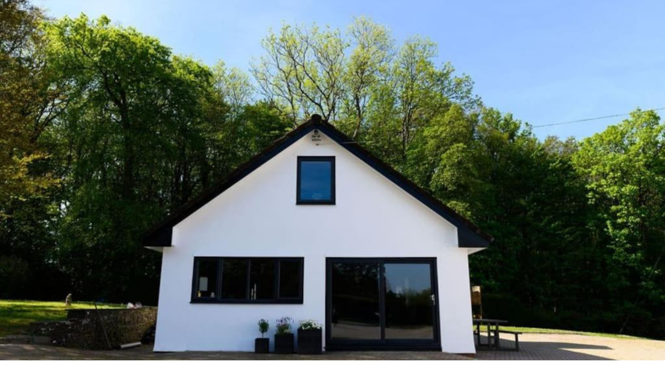 Italian cottage between the vineyards