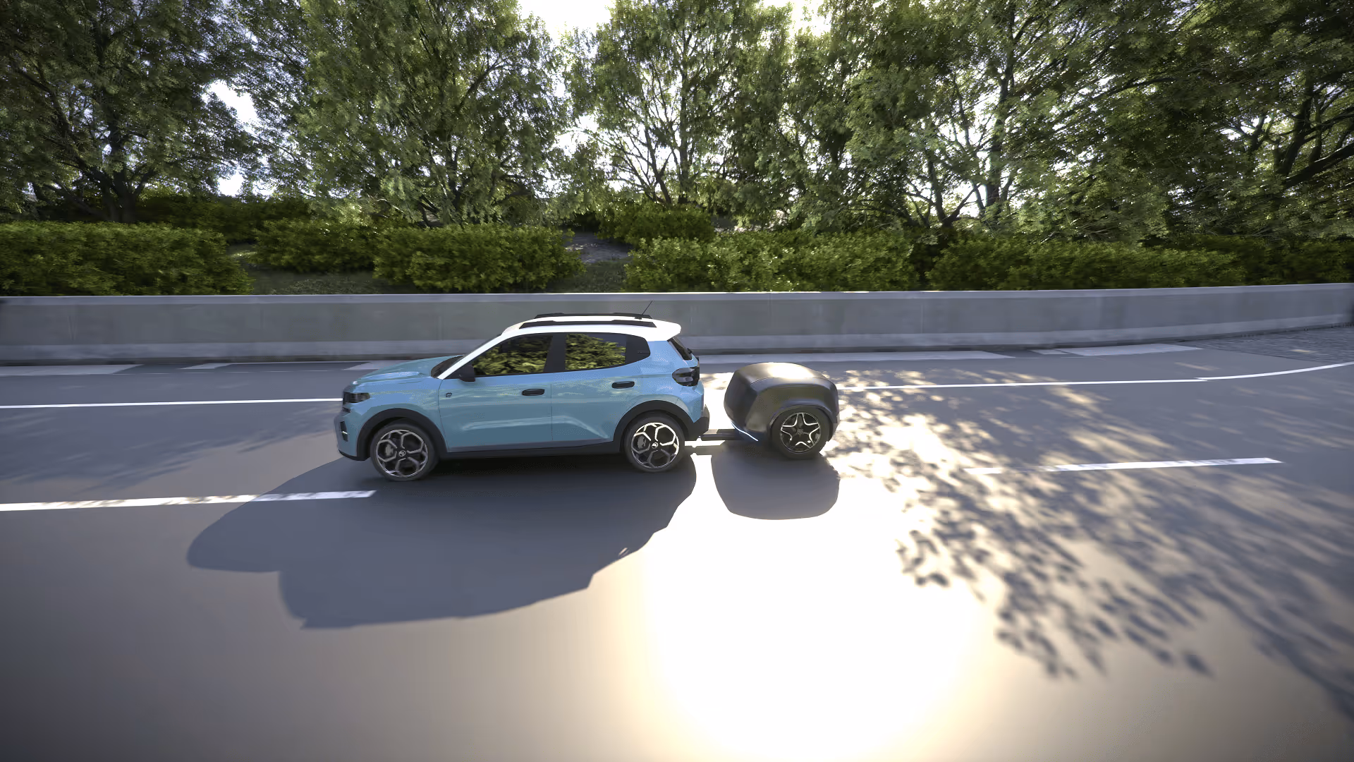 Véhicule bleu compact avec une remorque noire circulant sur une route bordée d'arbres verts.