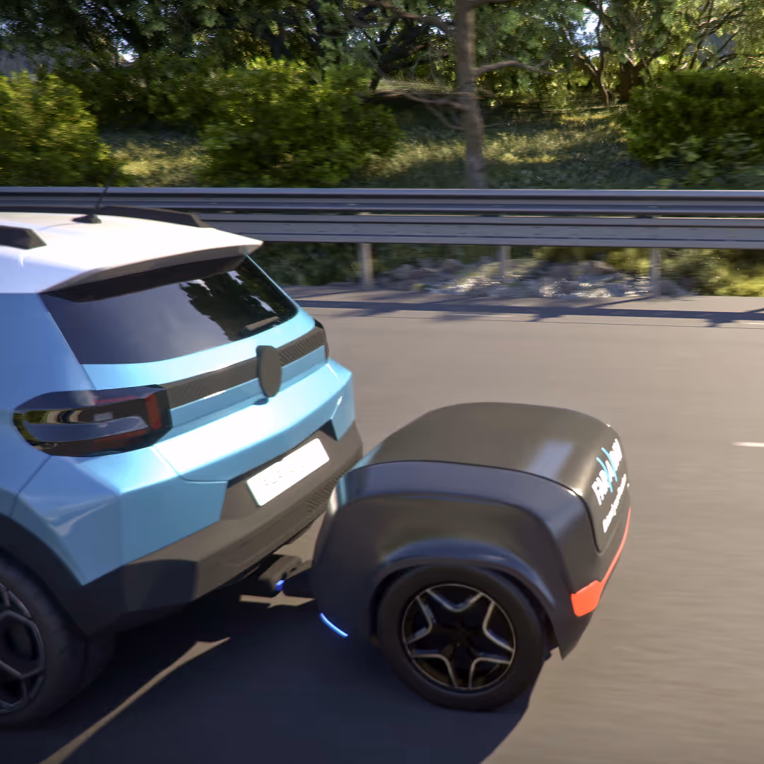 Vue arrière d'un véhicule bleu clair tirant une remorque noire compacte sur une route entourée d'arbres.