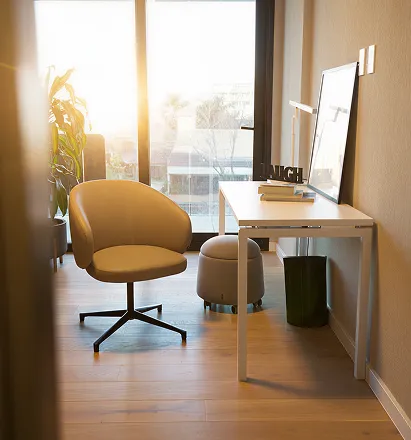 A chair and a desk in a room.