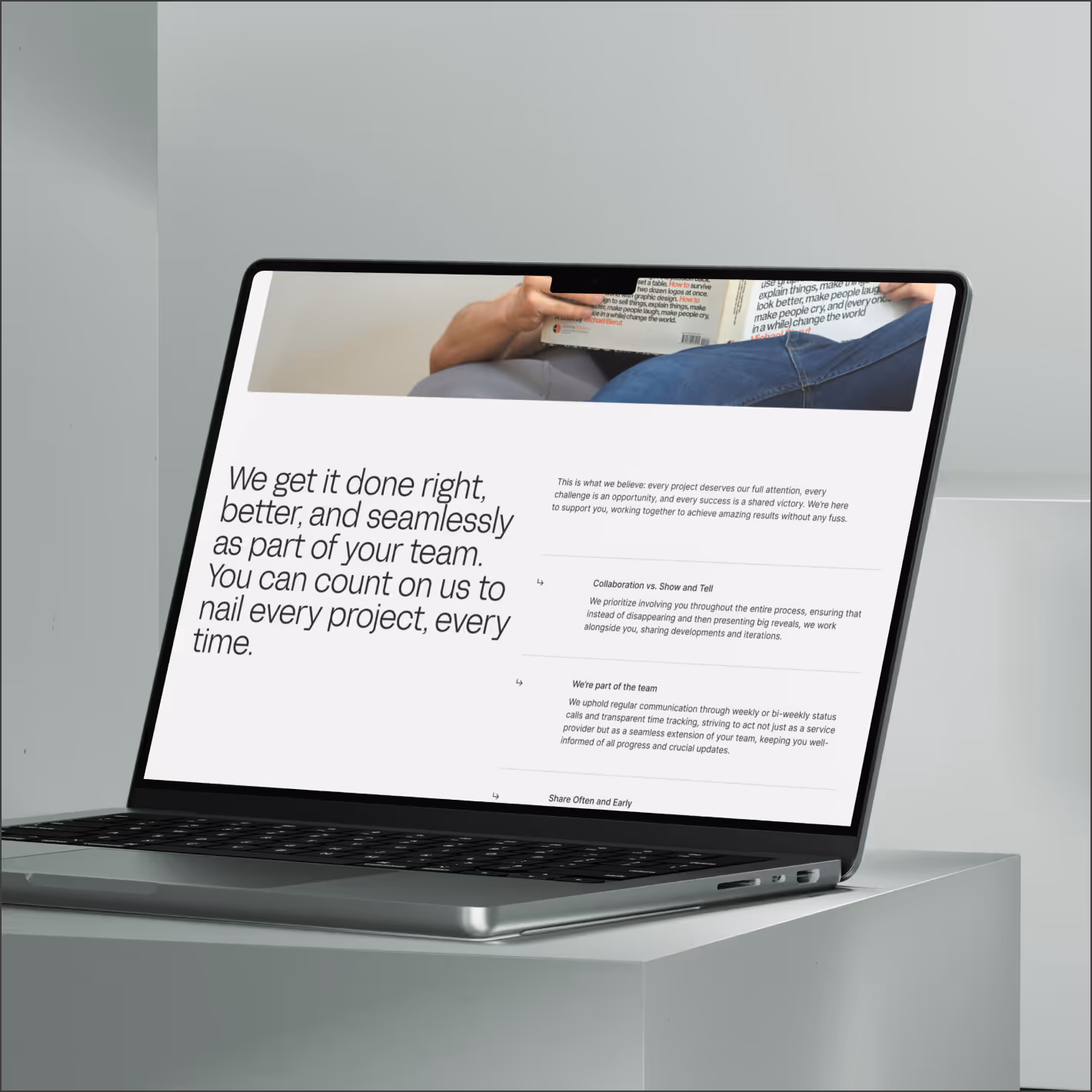 Mockups in desktop and mobile devices of Brightscout website.