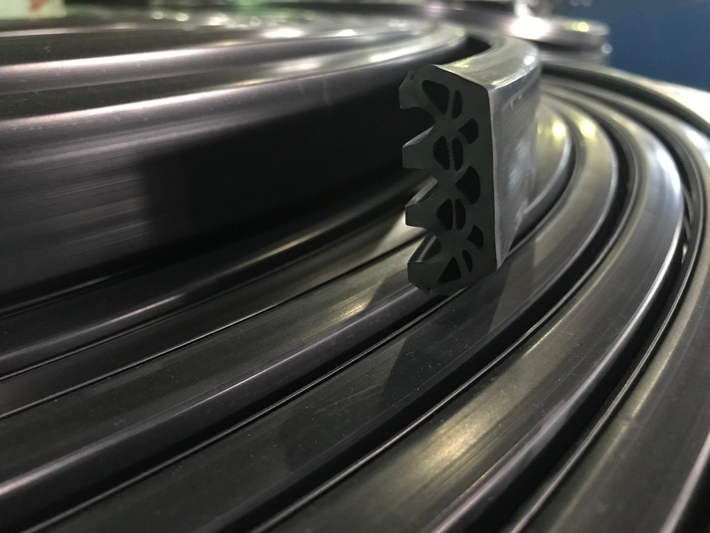 Profil d’extrusion en caoutchouc SBR fabriqué sur mesure, illustrant des solutions d’extrusion de caoutchouc adaptées aux équipements et lignes de production industrielles