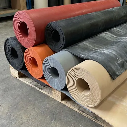 Palette de rouleaux de caoutchouc industriel en feuille (pre-cure) de 6mm à 12mm. Assortiment comprenant du Linatex rouge, du caoutchouc noir, orange, gris EPDM et beige naturel par Elastomont.