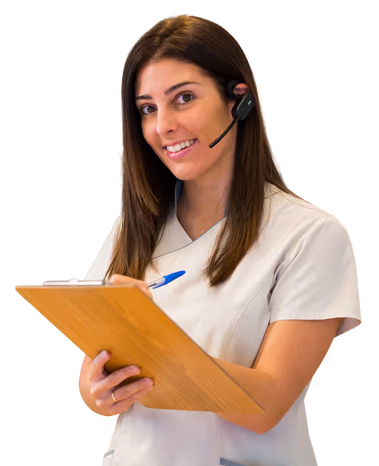 Asistente de consultorio toma nota en un cuaderno y sonríe a cámara