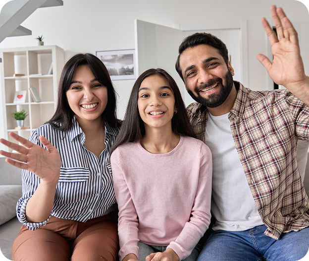 Padre, madre e hija adolescente sonriendo y saludando juntos, representando apoyo familiar y acompañamiento emocional