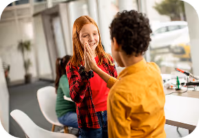 Niño y niña dando palmada de OK 