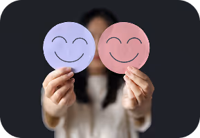 Joven en segundo plano desenfocado, en primer plano, manos con caritas felices