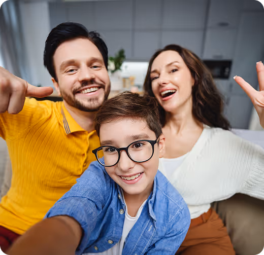Familia feliz en pose de selfie