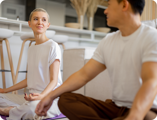 Adultos practicando meditación guiada en sala tranquila, como parte de terapia basada en mindfulness y filosofía dialéctica