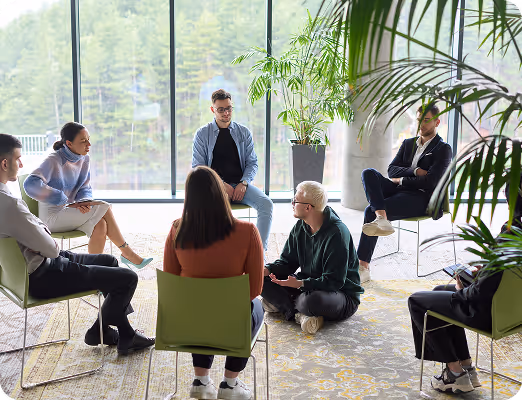 Terapia de grupo en centro de salud mental, pacientes agrupados en círculo