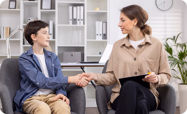 Doctora sosteniendo la mano de un joven brindándole soporte emocional