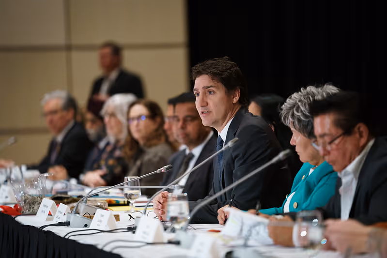 Primer ministro de Canadá, Justin Trudeau, en una mesa redonda.
