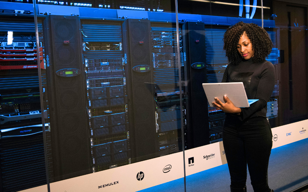MUJERES DATA CENTERS