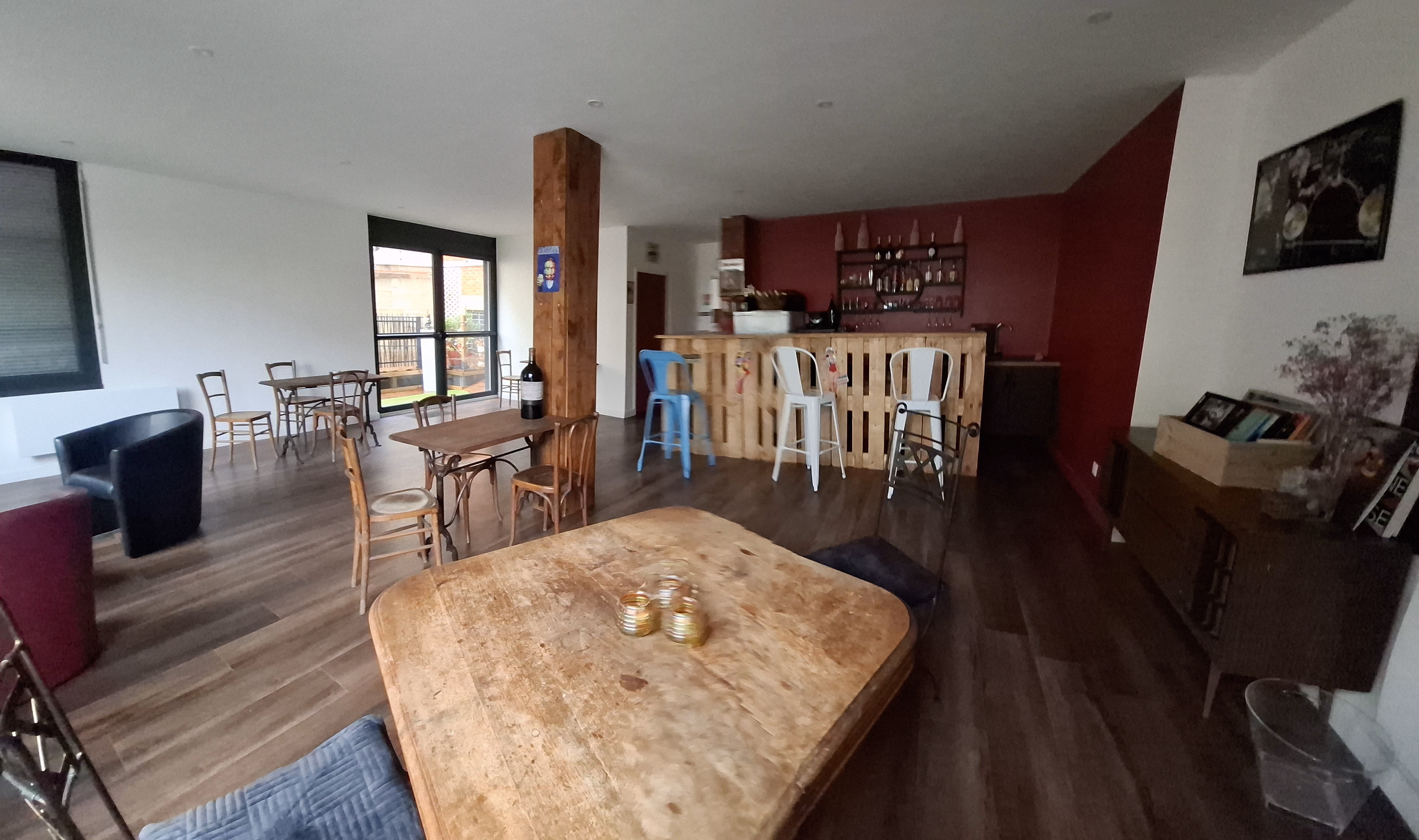 Salle de réception de Charpentier Vins avec son bar et ses tables
