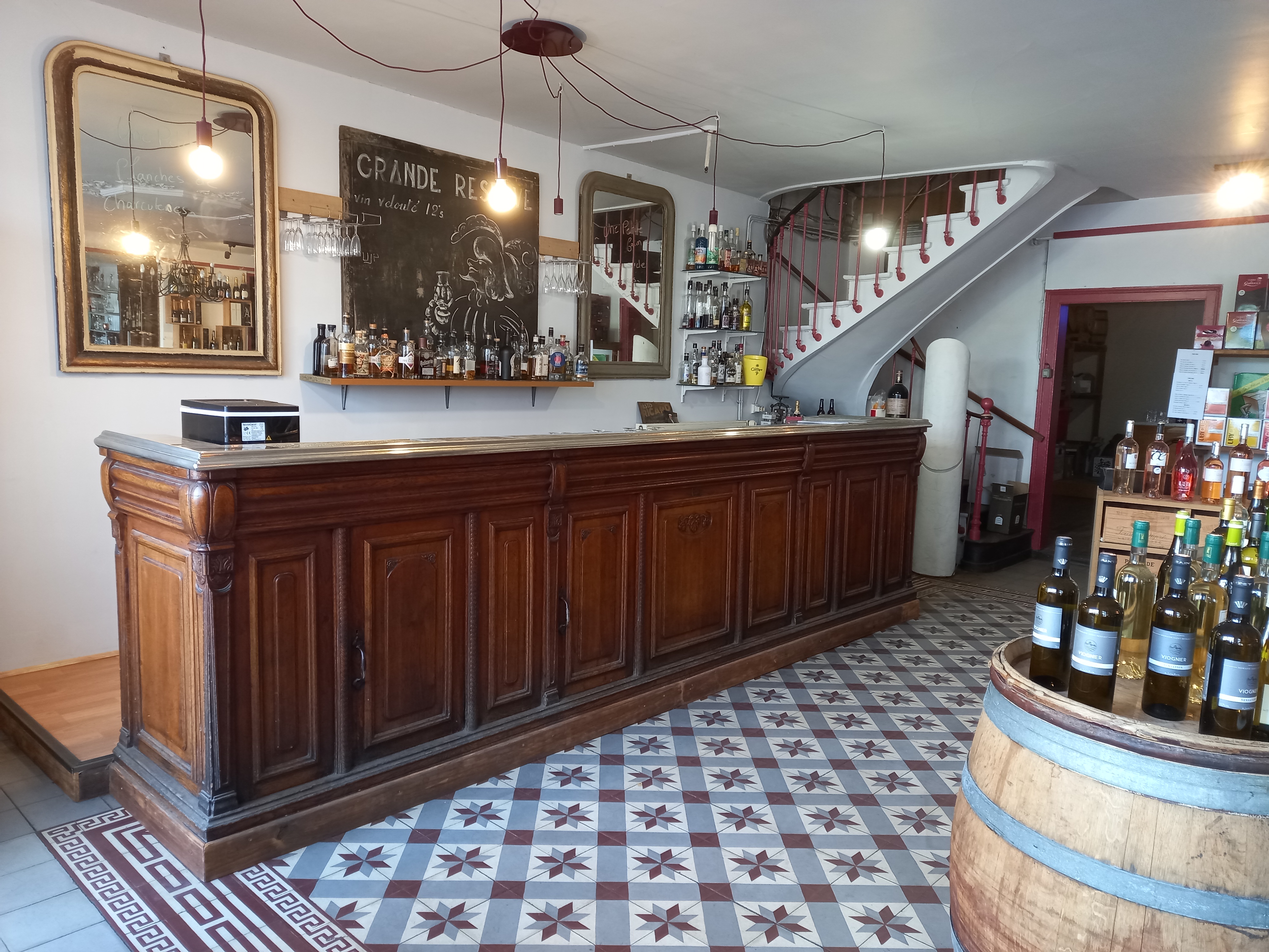 Le comptoir en bois du bar à vins de la cave Charpentier Vins