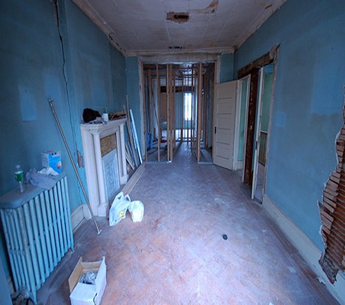 Old damaged walls and space-prior renovation