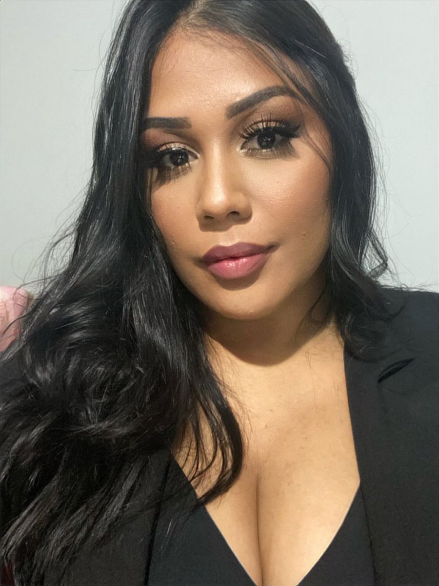 [interface] image of employee interacting with hr software (for a hr tech)