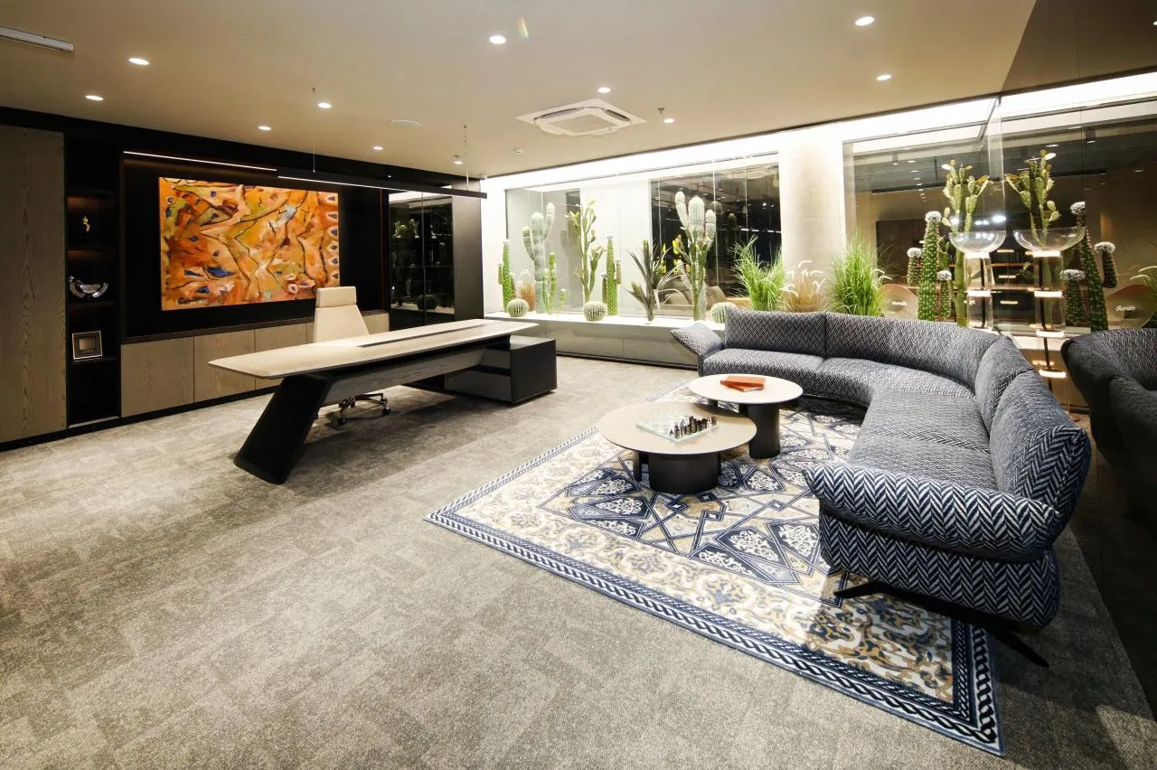 Sunon Office Furniture Experience Center – Riyadh
A modern workspace experience center featuring curated office furniture setups, demonstrating real-life office layouts, ergonomic solutions, and contemporary corporate interior concepts for businesses in Saudi Arabia.