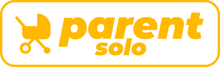 Icône de poussette à gauche du texte « parent solo » en lettres oranges dans un encadré orange arrondi.