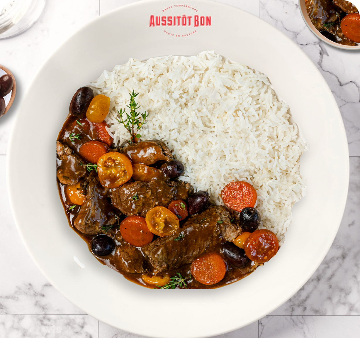 Assiette de riz blanc accompagné d'un ragoût de bœuf avec carottes, tomates cerises jaunes, olives noires et thym.