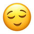 Visage souriant avec les yeux fermés et une expression paisible.