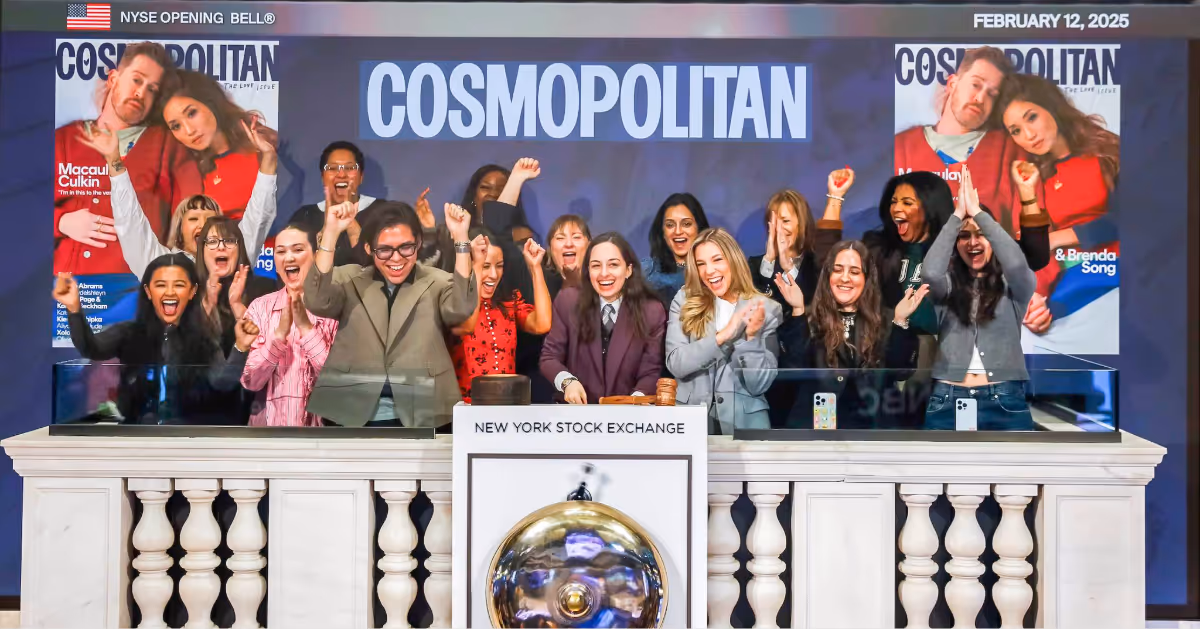 Personale cosmopolita che festeggia alla Borsa di New York.