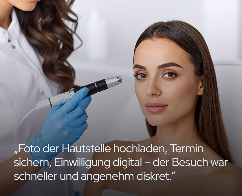 Dermatologie (klassisch): Nahaufnahme; Ärzt:in untersucht Hautstelle mit Dermatoskop an Arm/Wange im hellen Behandlungsraum.