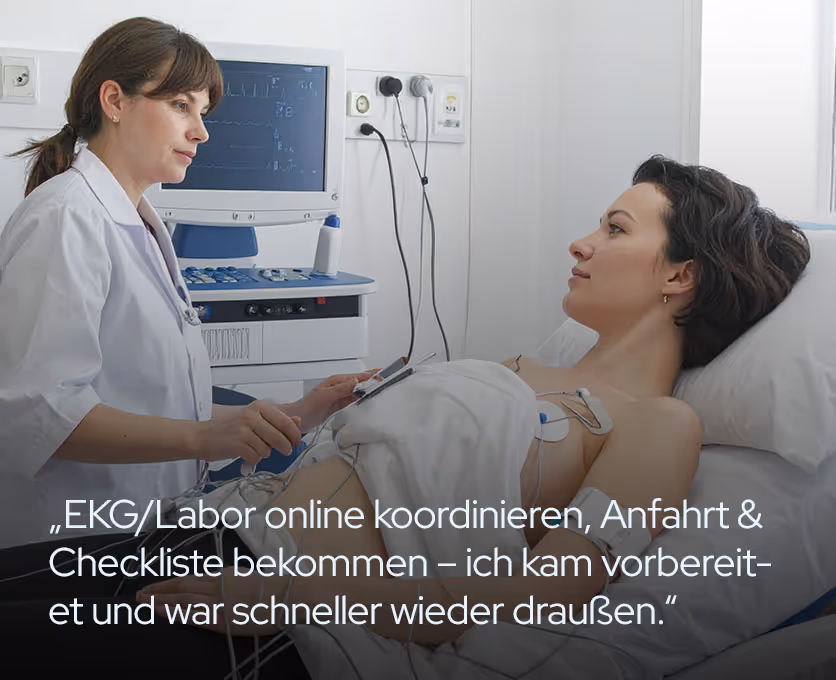 Innere Medizin / Kardiologie: Kardiologische Untersuchung; Patient:in mit EKG-Elektroden, Ärzt:in prüft Monitor im hellen Raum.