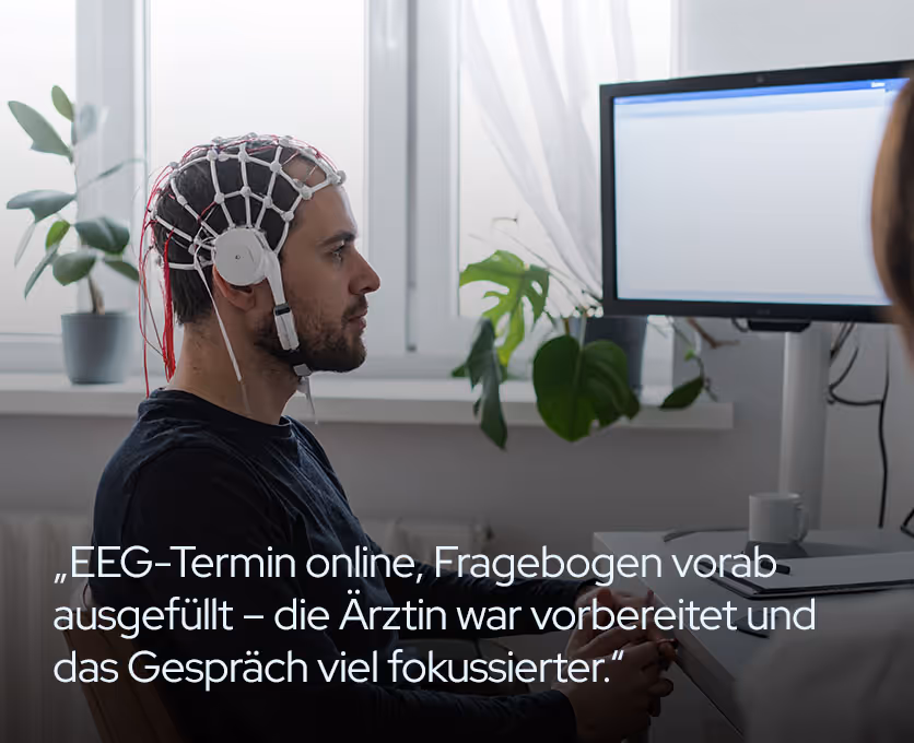 Neurologie: Diagnostik mit EEG-Haube; Patient:in sitzt, Elektroden sichtbar; Monitor im Hintergrund unscharf.