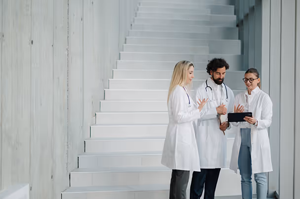 Ärzte unterhalten sich vor einer Treppe