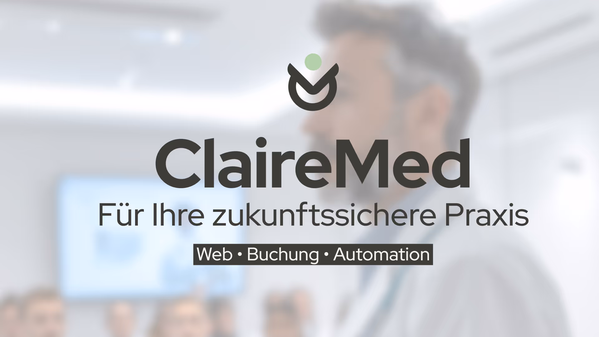 Logo von ClaireMed mit einem Arzt im Hintergrund
