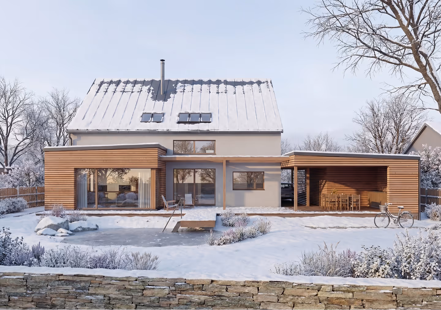 Moderní dům se sněhem na střeše a zahradě, zimní krajina s nahromaděným sněhem a zamrzlým rybníkem v popředí.