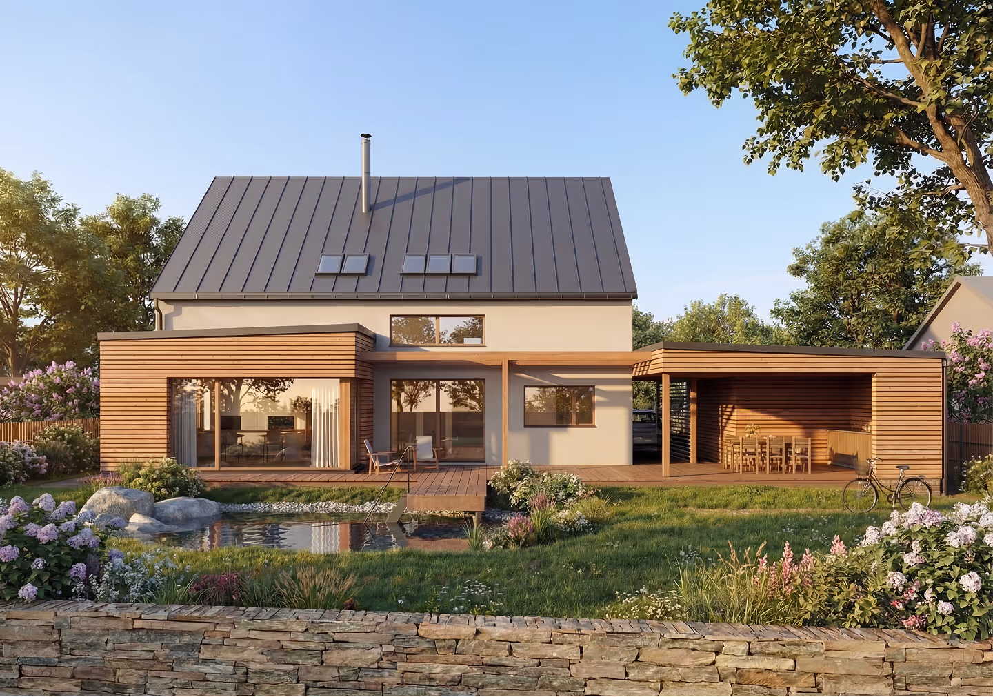 Moderní dvoupodlažní dům s kovovou střechou, dřevěným obložením, terasou, jezírkem a zahradou plnou květin a keřů.