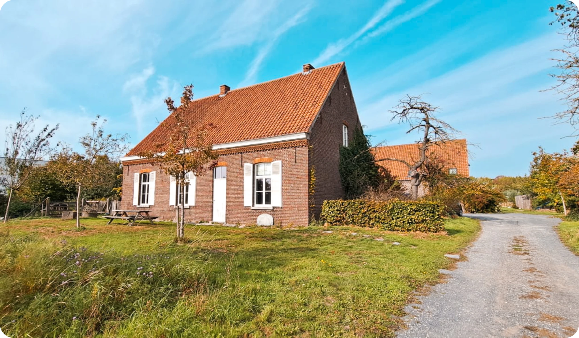 De gezellige INZICHT boerderij in Drongen waar studenten privé-onderwijs en begeleiding krijgen voor de Examencommissie.