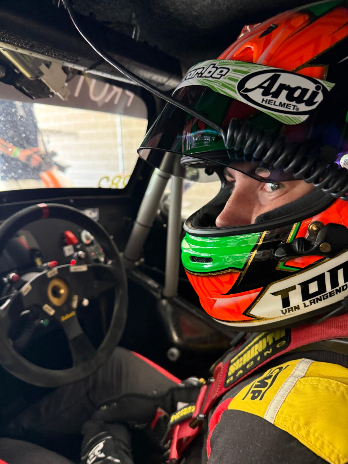 Topfuncarracer Tom van Langendonck racet veel in het buitenland, maar behaalt tegelijkertijd zijn Belgisch diploma via de Examencommissie met de online begeleiding van STRIVE by INZICHT.