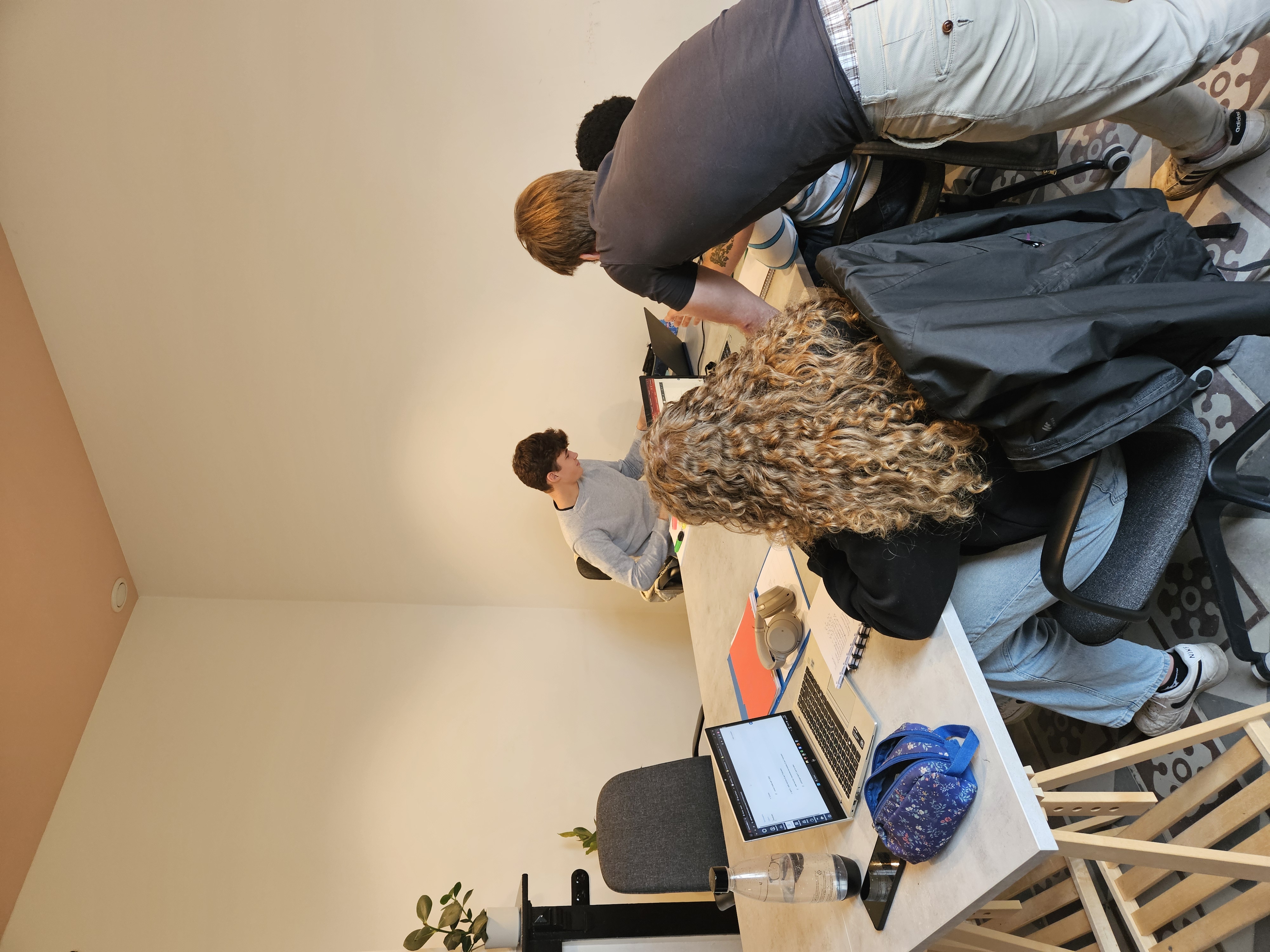 Studenten van het INZICHT MAX traject studeren samen en krijgen persoonlijke begeleiding op onze gezellige boerderij in Drongen.