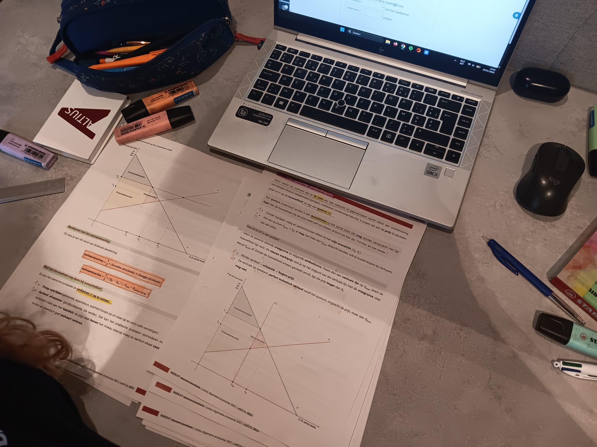 Een student leert zelfstandig voor de Examencommissie via het INZICHT PLUS platform, gecombineerd met de geprinte cursus algemene economie.