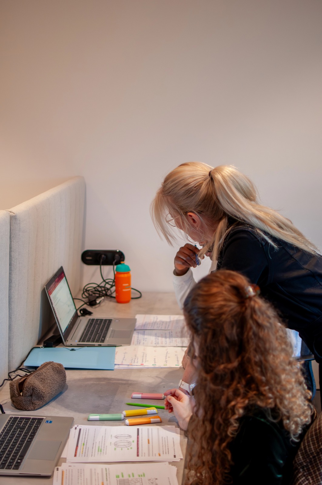 Mede-oprichter Sofie geeft persoonlijke coaching aan een INZICHT MAX student en een STRIVE by INZICHT topsporter om zich optimaal voor te bereiden op de Examencommissie.